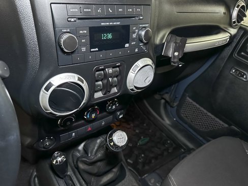 Used 2017 Jeep Wrangler Unlimited Rubicon w/ Connectivity Group image 38