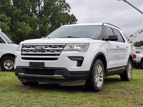 Used 2018 Ford Explorer XLT image 2