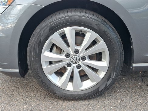 Used 2018 Volkswagen Golf SE image 9