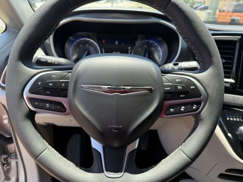 Used 2024 Chrysler Pacifica Touring-L image 17