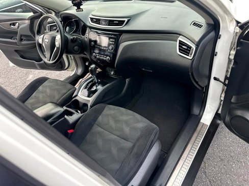 Used 2015 Nissan Rogue SV w/ SV Moonroof Package image 31