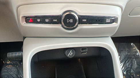 Used 2022 Volvo XC40 T4 Inscription w/ Advanced Package image 28