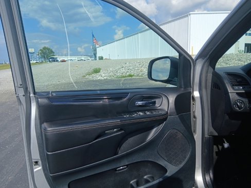 Used 2016 Dodge Grand Caravan SE image 11