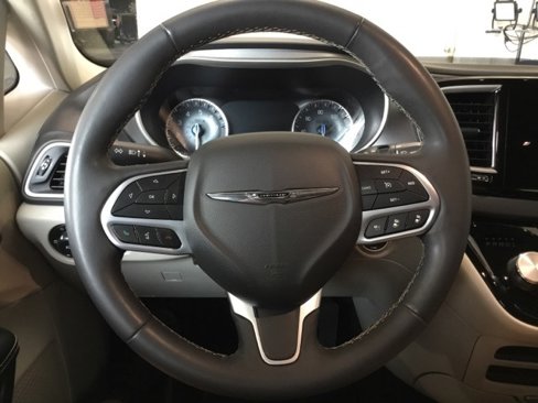 Used 2022 Chrysler Pacifica Touring-L image 36