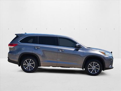 Used 2018 Toyota Highlander XLE image 4
