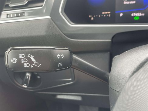 Used 2022 Volkswagen Tiguan SE w/ Panoramic Sunroof Package image 24