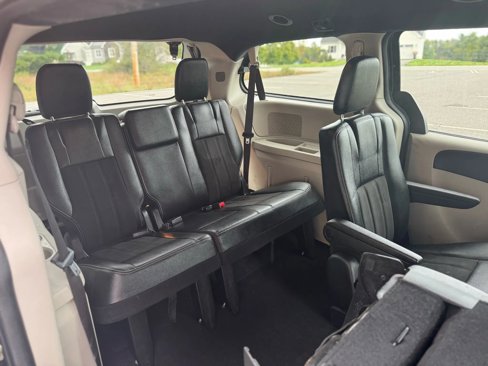 Used 2019 Dodge Grand Caravan SXT image 18