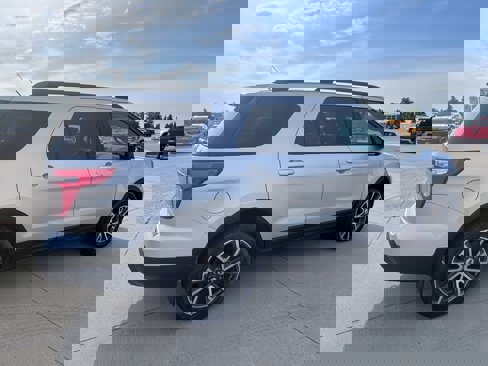 Used 2015 Ford Explorer XLT w/ Equipment Group 202B image 4