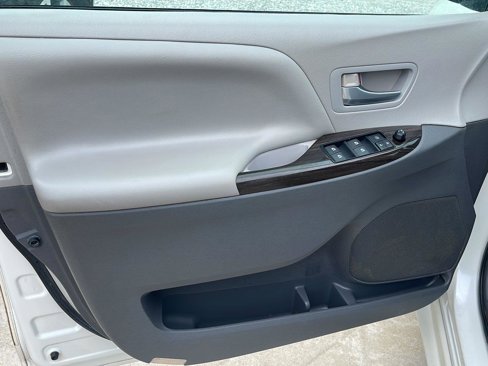 Used 2015 Toyota Sienna Limited Premium image 8