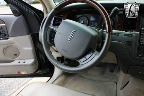 Used 2006 Lincoln Town Car Designer Series image 15