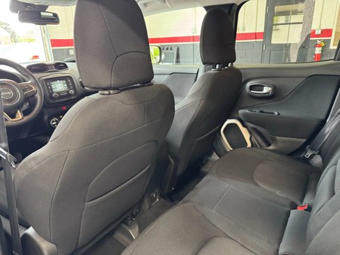 Used 2017 Jeep Renegade Latitude w/ Popular Equipment Group image 23