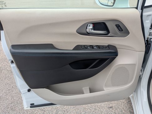Used 2021 Chrysler Pacifica Touring-L image 12