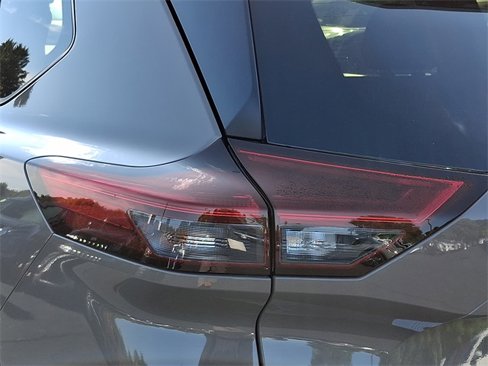 Used 2025 Nissan Rogue SV image 10