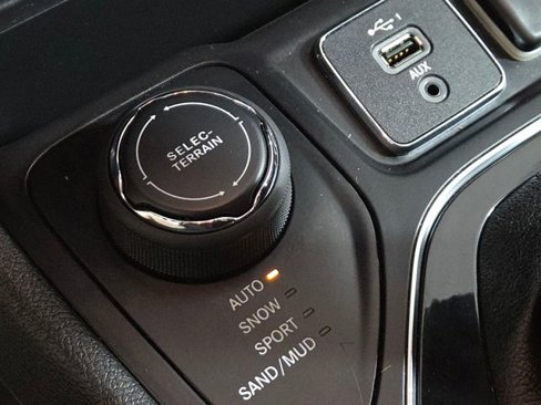 Used 2019 Jeep Cherokee Limited w/ Technology Group image 35
