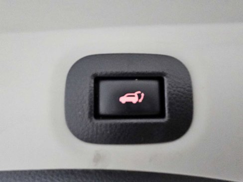 Used 2018 Nissan Rogue SV image 25