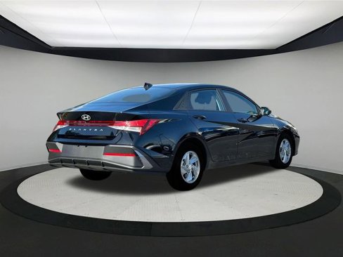 New 2025 Hyundai Elantra SE image 7