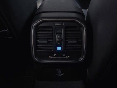 Certified 2025 Porsche Macan image 32