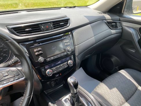 Used 2017 Nissan Rogue SV image 6