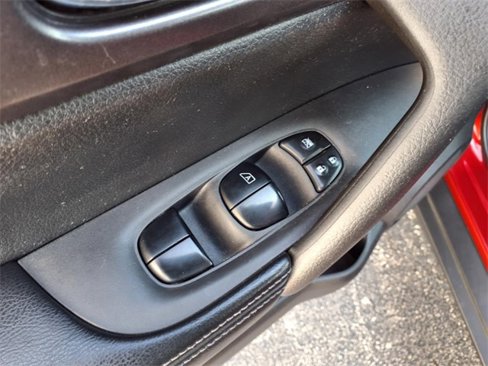 Used 2016 Nissan Rogue SV image 10