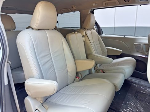 Used 2011 Toyota Sienna XLE image 38