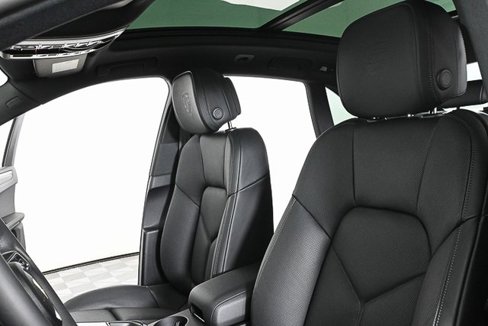 Certified 2025 Porsche Macan image 5