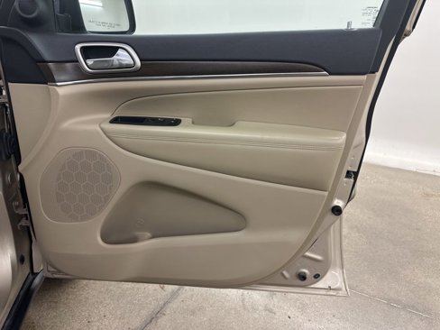 Used 2015 Jeep Grand Cherokee Limited w/ Luxury Group II image 18