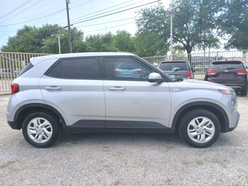 Used 2023 Hyundai Venue SE image 4