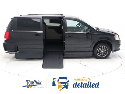 Used 2017 Dodge Grand Caravan SXT image 2
