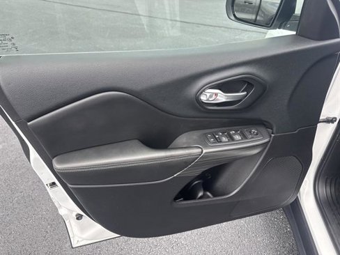 Used 2015 Jeep Cherokee Limited image 9