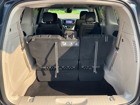 Used 2021 Chrysler Pacifica Touring-L image 23