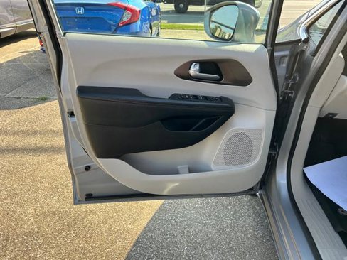 Certified 2017 Chrysler Pacifica Touring-L image 7