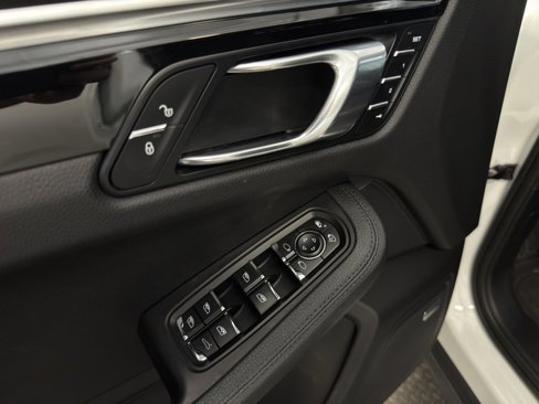 Certified 2018 Porsche Macan Sport Edition image 22