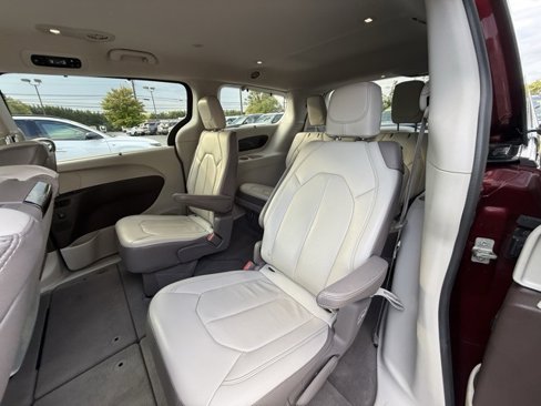 Used 2018 Chrysler Pacifica Touring-L Plus image 16