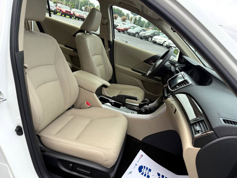 Used 2017 Honda Accord Touring image 15