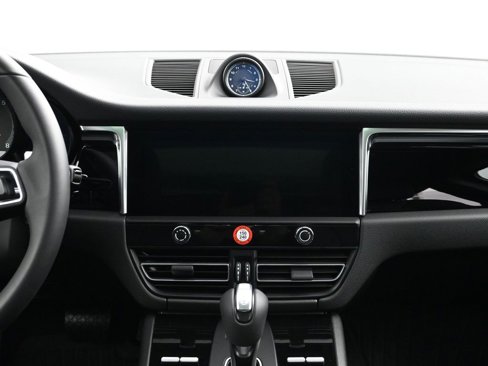 Used 2025 Porsche Macan image 11