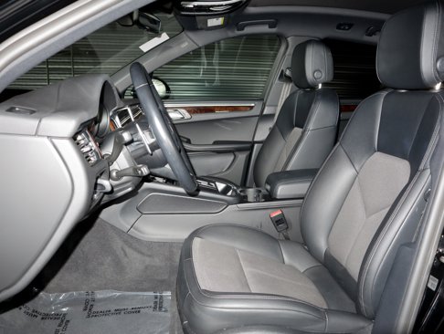 Certified 2023 Porsche Macan image 10