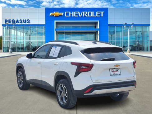 Used 2024 Chevrolet Trax LT w/ LT Convenience Package image 4