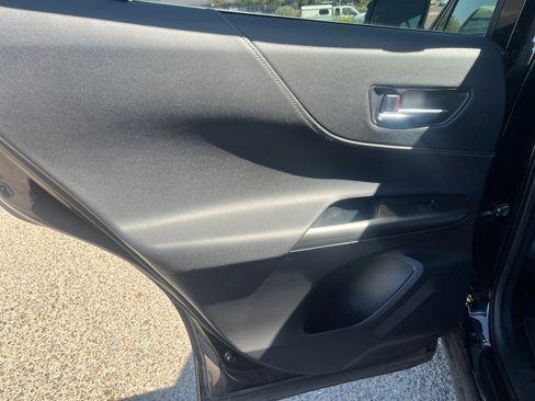 Used 2022 Toyota Venza XLE image 16