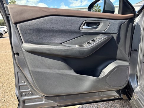 Used 2023 Nissan Rogue SV image 13
