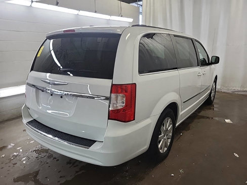 Used 2016 Chrysler Town & Country Touring image 4