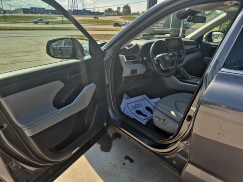 Used 2021 Toyota Highlander LE image 12