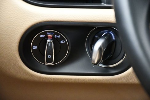 Used 2025 Porsche Macan image 25