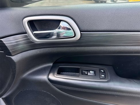 Used 2019 Jeep Grand Cherokee Laredo image 28
