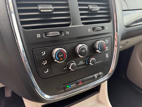 Used 2016 Dodge Grand Caravan SXT image 21