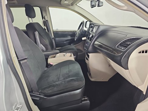 Used 2012 Chrysler Town & Country Touring image 17
