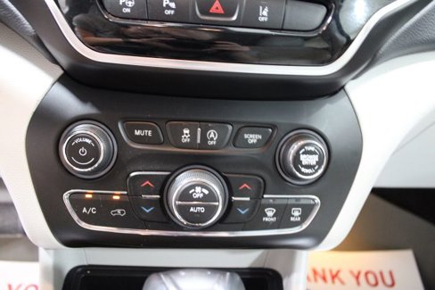 Used 2019 Jeep Cherokee Limited w/ Luxury Group image 18