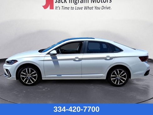 New 2025 Volkswagen Jetta SE image 2