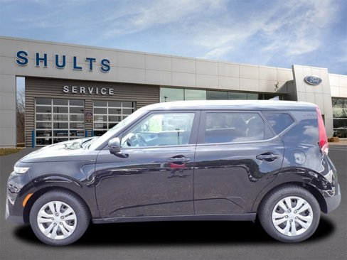 Used 2022 Kia Soul LX image 2