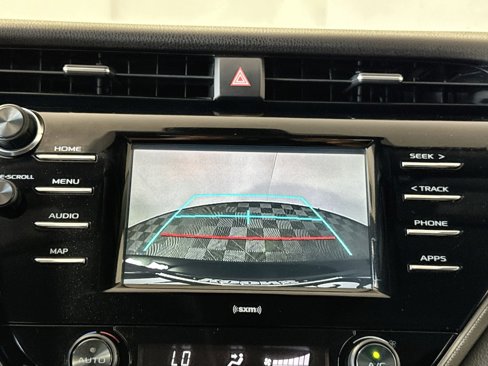 Used 2020 Toyota Camry SE image 19