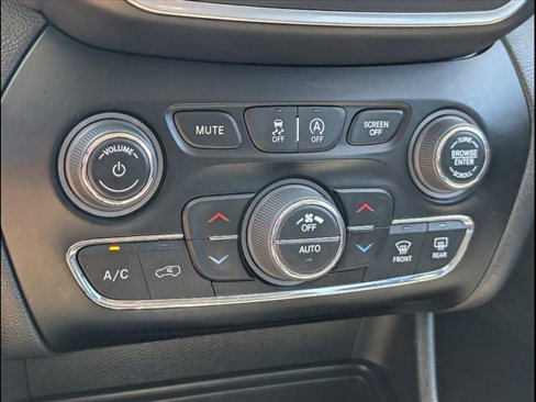 Used 2023 Jeep Cherokee Altitude Lux image 14